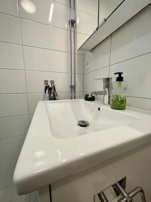 Newly Built Bright Apartment, Close To Everything If You Want To Visit Stockholm, You Will Find The Perfect Accommodation Here! Ferry Line 80 Makes It Very Convenient And Easy To Get To The City Center Nacka Esterno foto
