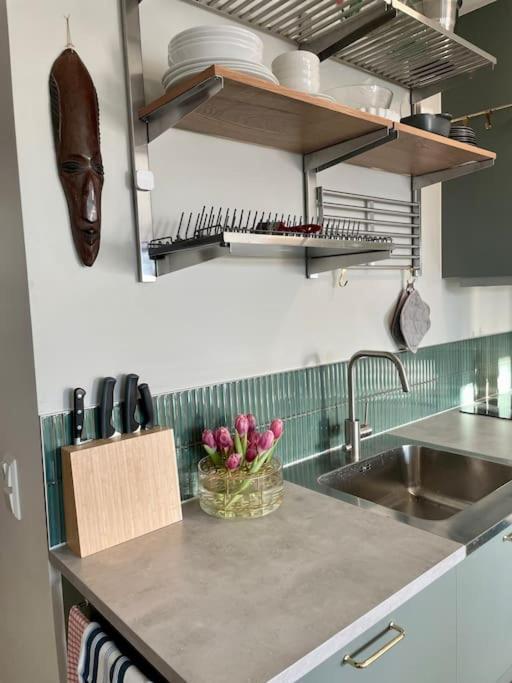 Newly Built Bright Apartment, Close To Everything If You Want To Visit Stockholm, You Will Find The Perfect Accommodation Here! Ferry Line 80 Makes It Very Convenient And Easy To Get To The City Center Nacka Esterno foto